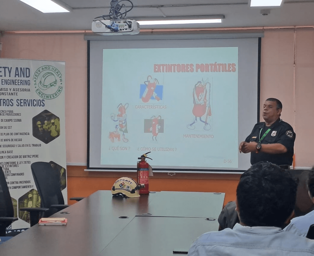 Un grupo diverso de profesionales colaborando alrededor de una mesa en una oficina moderna y luminosa